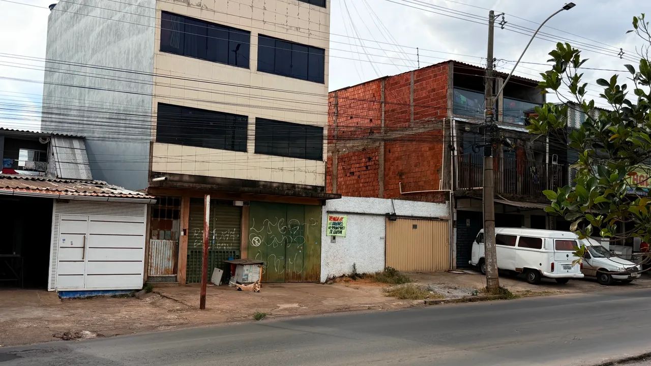 Vende se um lote comercial com uma casa 