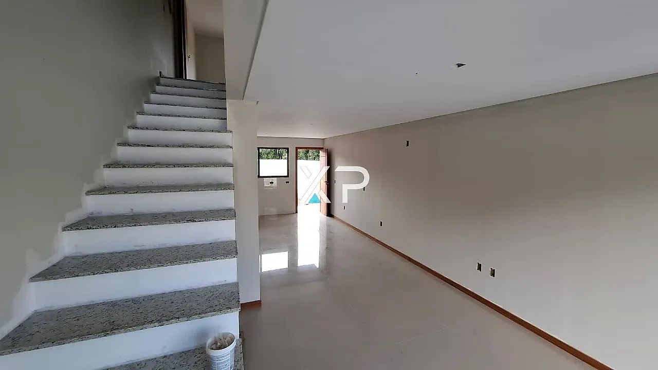 SOBRADO GEMINADO 2 SUÍTES E AMPLO TERRENO NOS FUNDOS - Foto 5