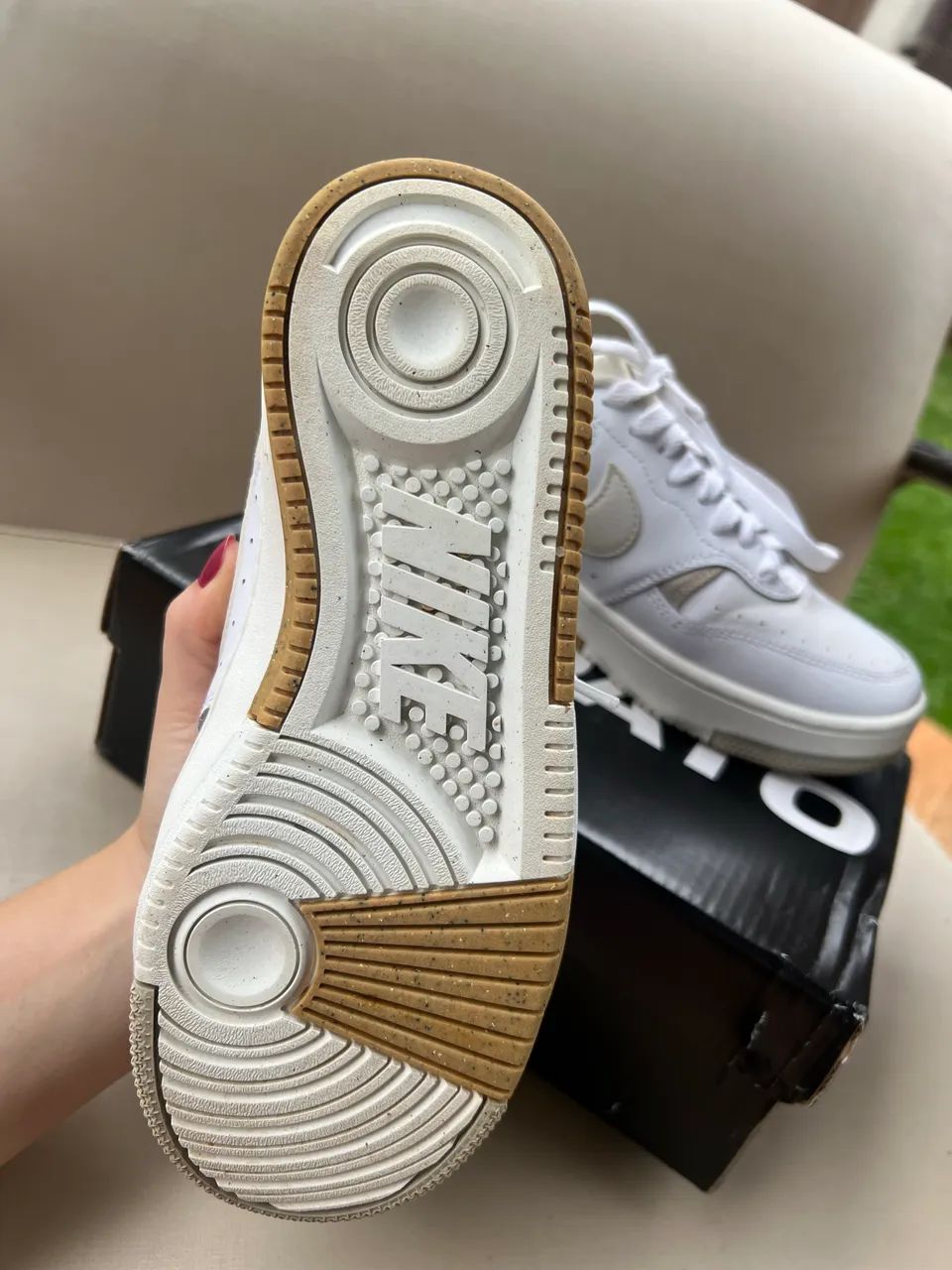 Tênis Nike Air Force 1 ?07 LV8 Branco com Sola Gum - Original