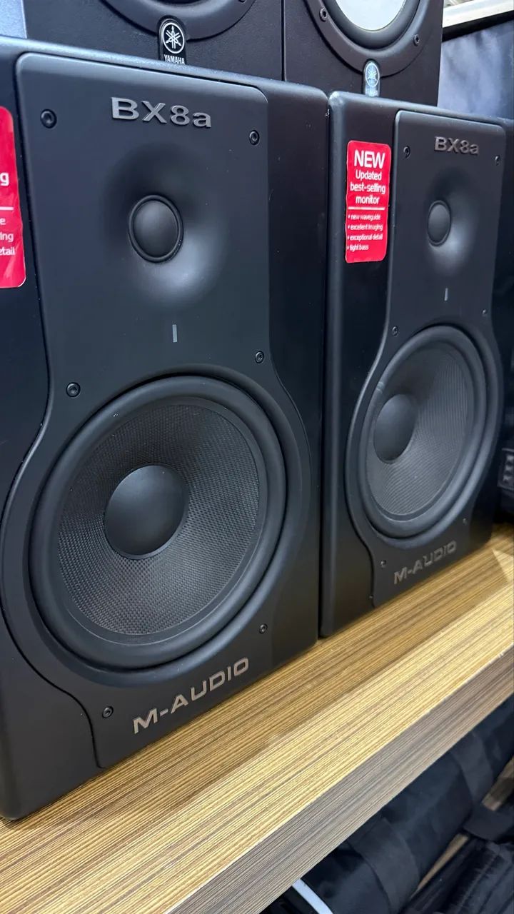 Monitor M-audio BX8a ativo par