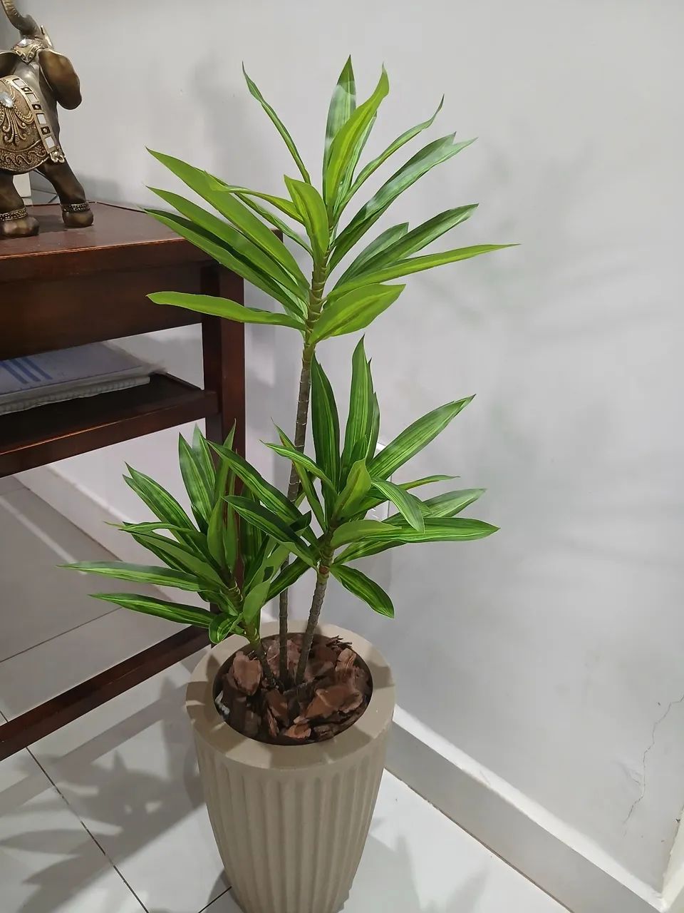 Vaso com yucca artificial para decoração  - Foto 4
