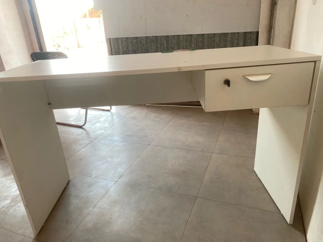 Mesinha branca com chave  - Foto 3