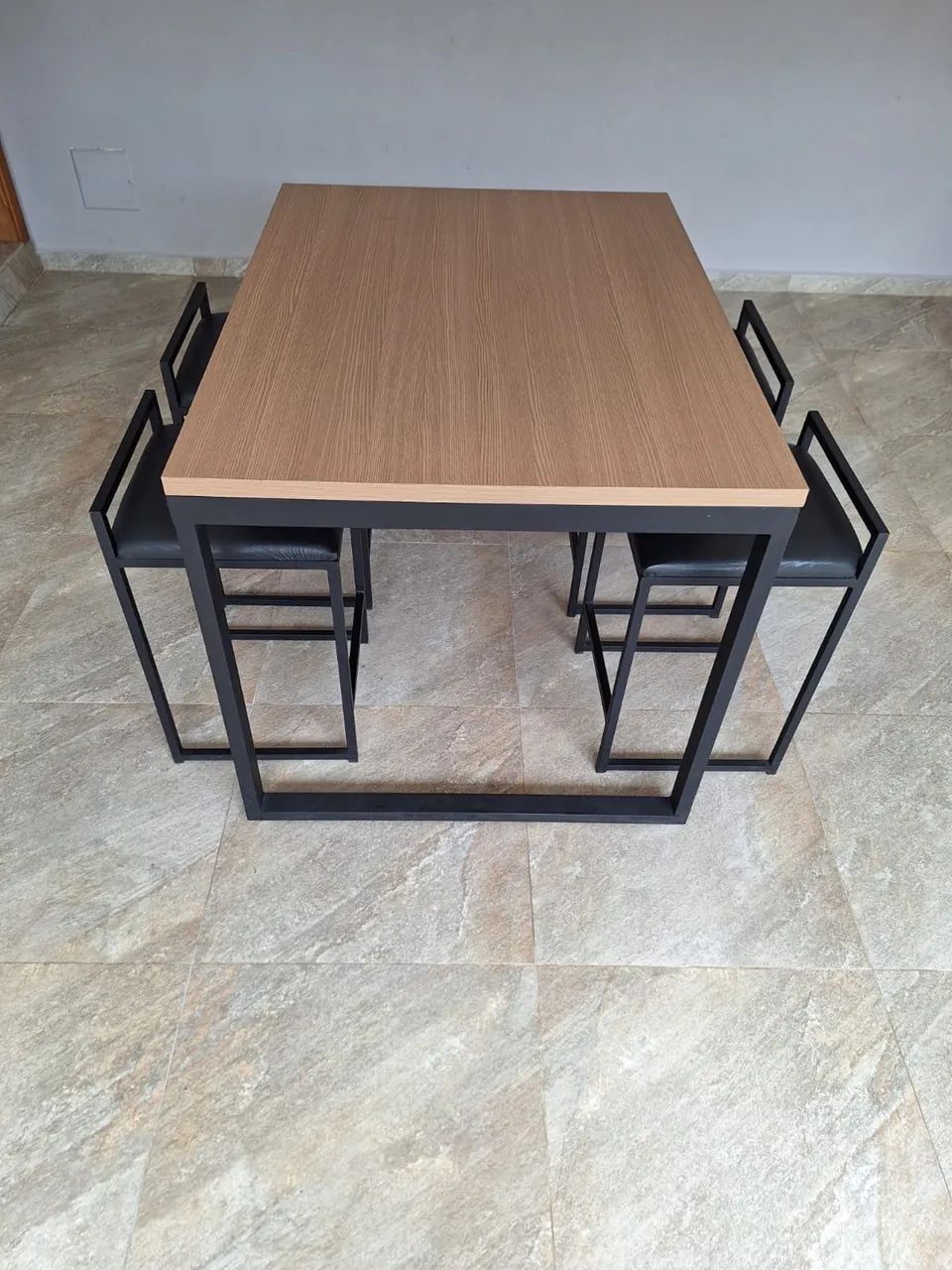 Vendo Mesa de Metal com Madeira + 4 banquetas - Foto 2