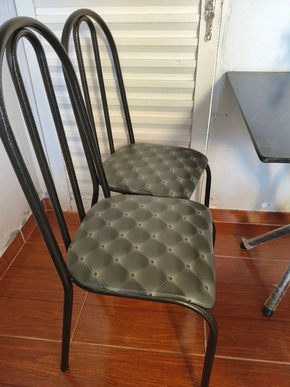 Vendo mesa com 4 cadeiras  - Foto 3