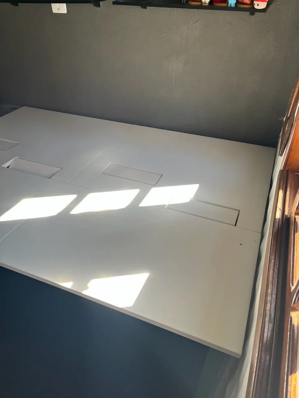 MESA DE ESCRITÓRIO DUPLA COM CALHAS E TOMADAS - Foto 4
