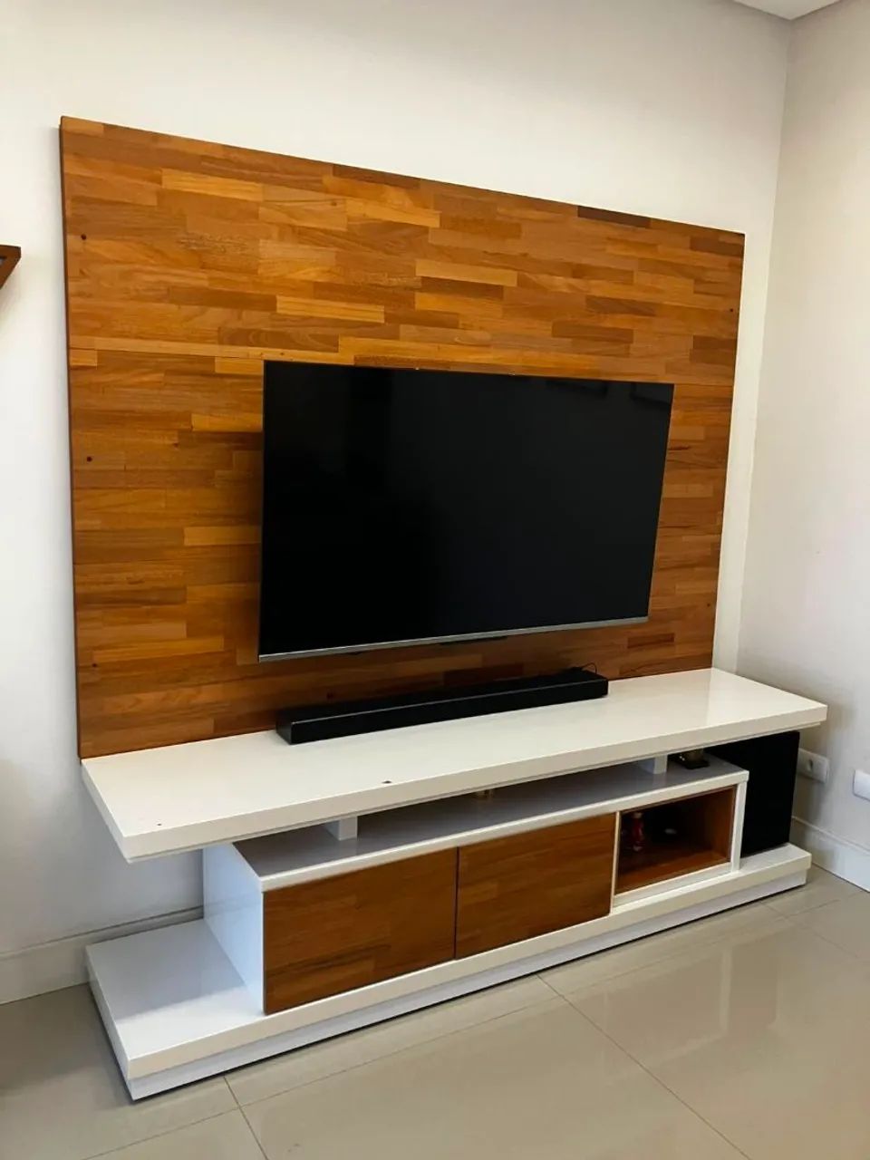Painel Suspenso Madeira Maciça e Rack Laqueado Branco - Foto 2