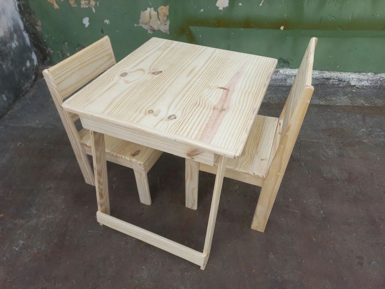 Móveis e artigos em paletes