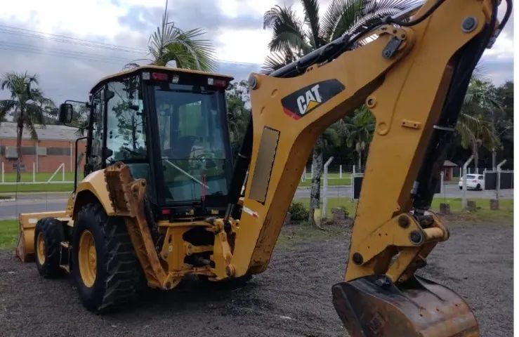 Retroescavadeira Caterpillar 2016 - Foto 3