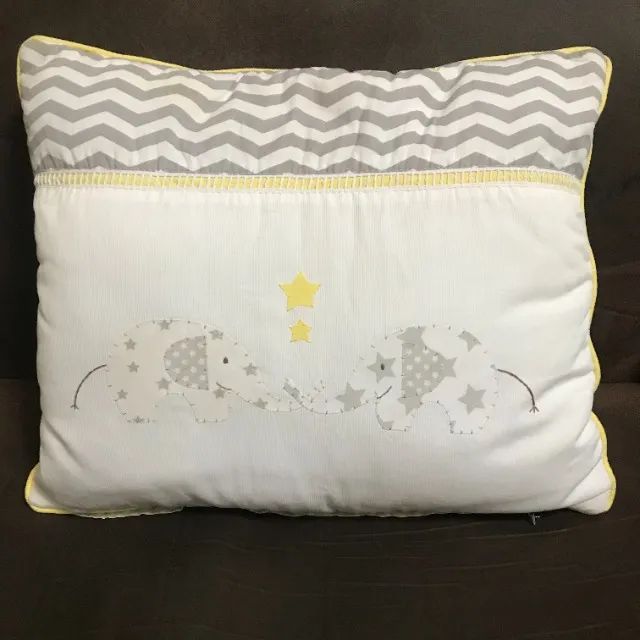 Almofada Branca E Cinza Com Elefantes Bordados