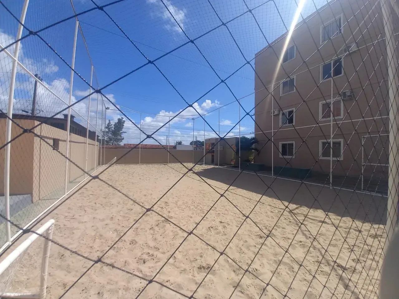 Com 2 qtos, sendo 1 suíte, mais WC social, sala, cozinha e área de serviço. - Foto 4