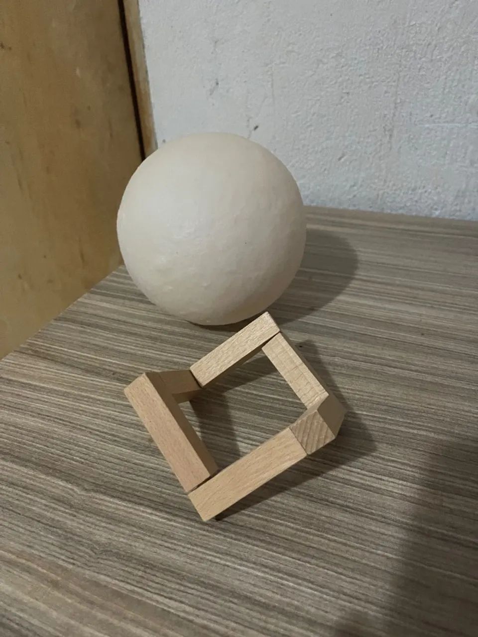 Luminária em formato de lua 