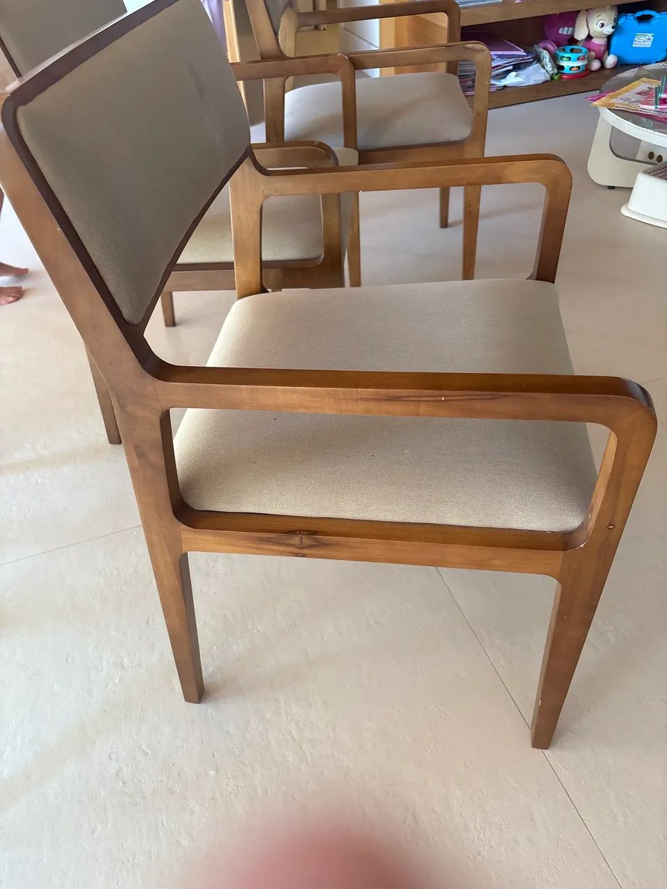 Vendo Cadeiras em madeira de lei. - Foto 4