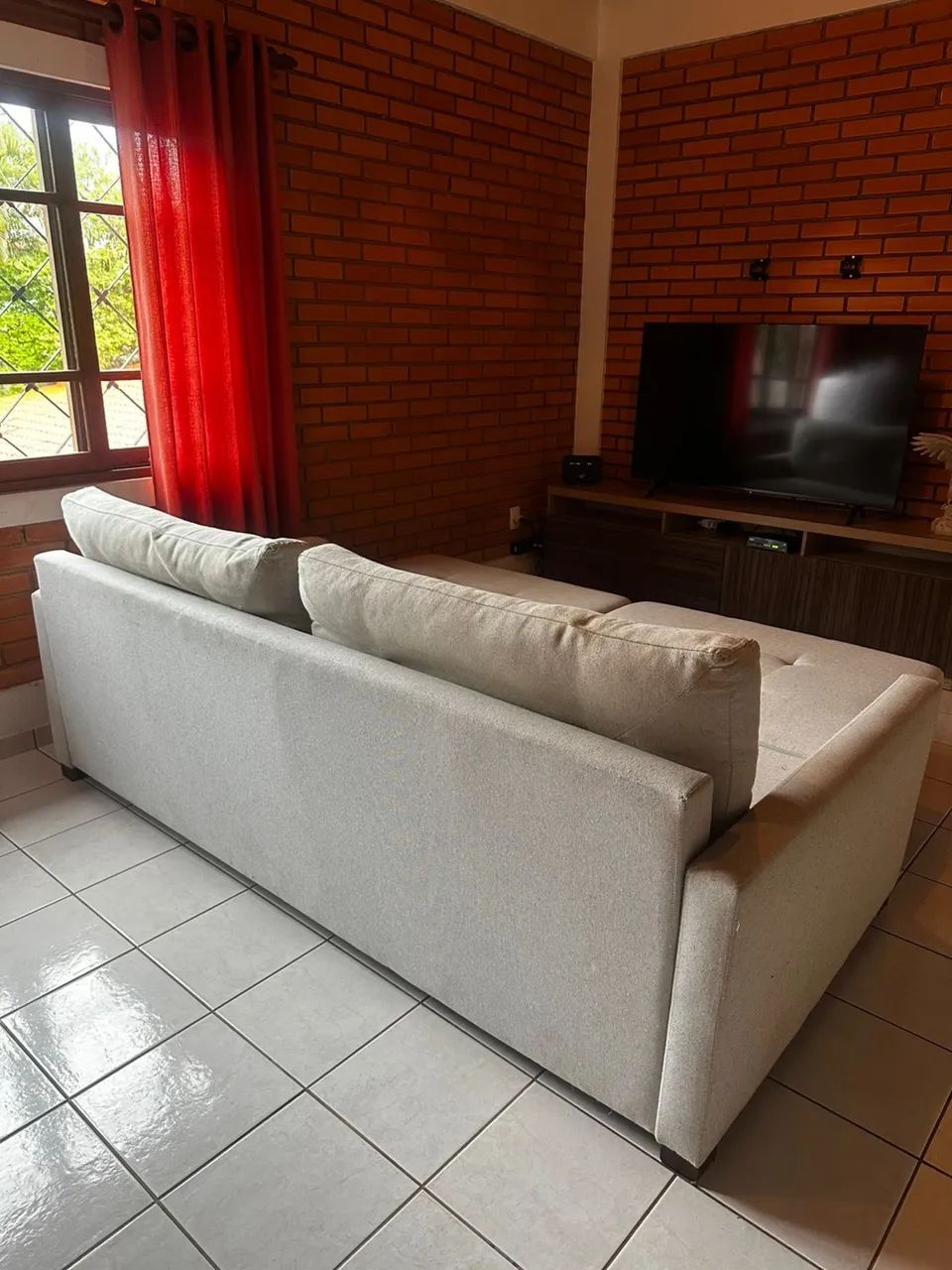 Lindo sofá moderno e espaçoso com abertura - Foto 3