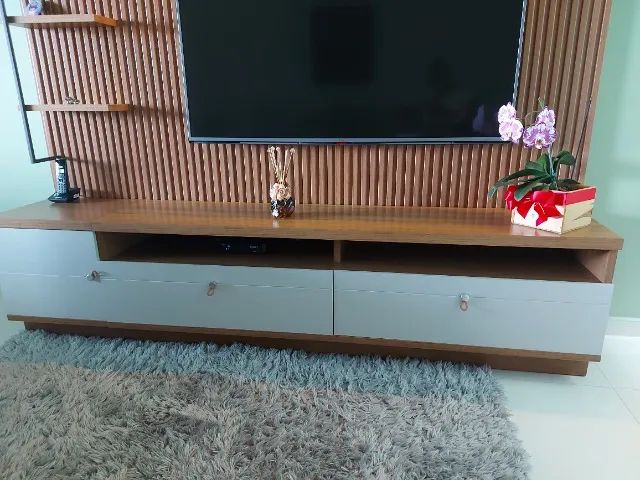 Rack com painel ripado para TV até 75 polegadas, com Led, porta e 2 gavetas