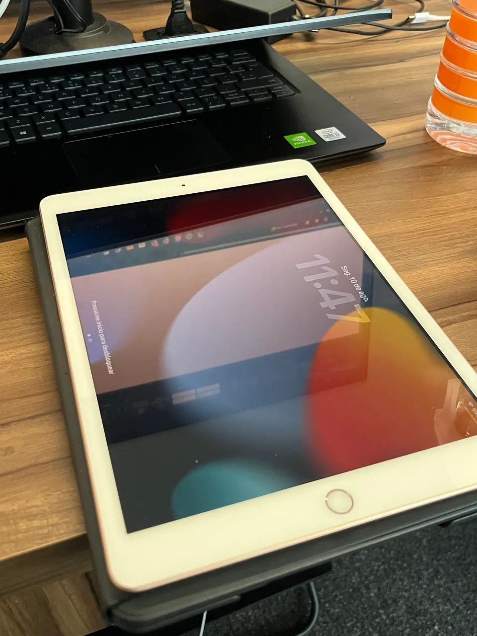 Ipad 8 32gb + Teclado Logitech original - Foto 3