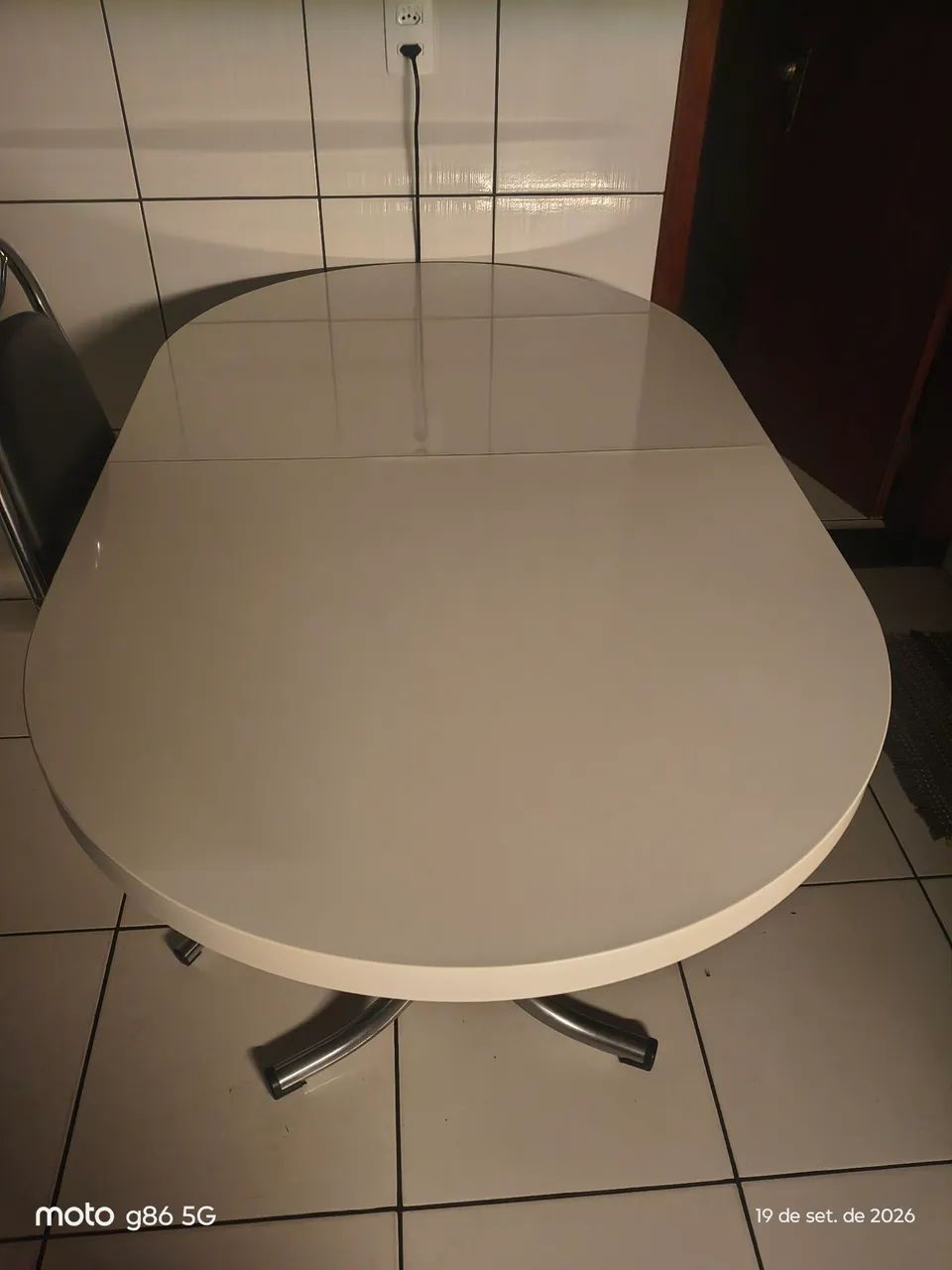 Vende se uma mesa branca com extensor