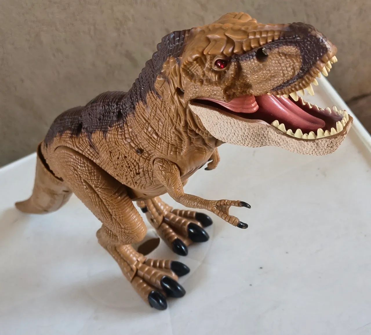 Dinossauro com controle