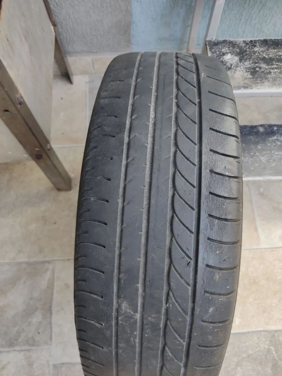 Pneu com aro 14/185/70 da Goodyear 