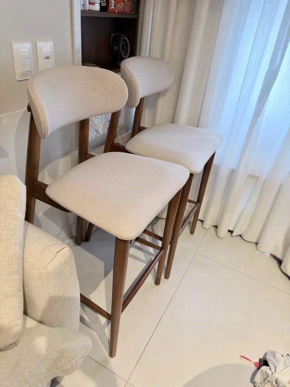 Cadeira madeira Jequitibá com tecido em linho off white  - Foto 3
