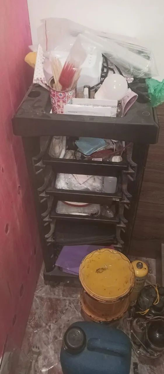 Vendo cadeira de cabeleleiro e um carrinho auxiliar o 