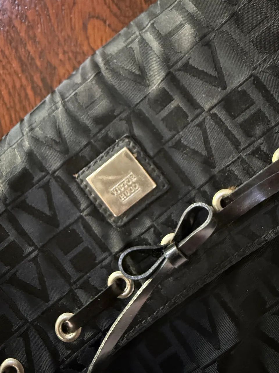 Bolsa monograma Victor Hugo laço - Foto 5