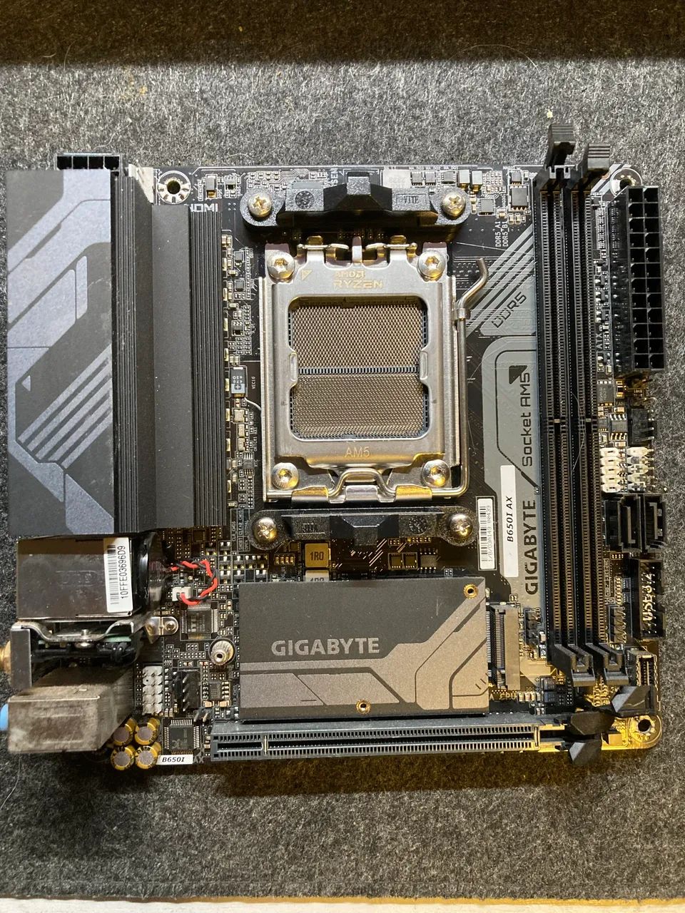 Placa mãe gigabyte mini itx am5 b650i ax - usada - Foto 5