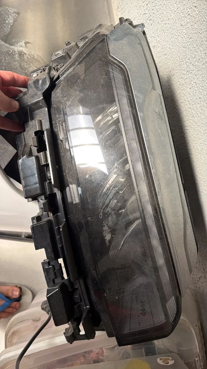 FAROL DIANTEIRO DIREITO JEEP COMMANDER 2022
