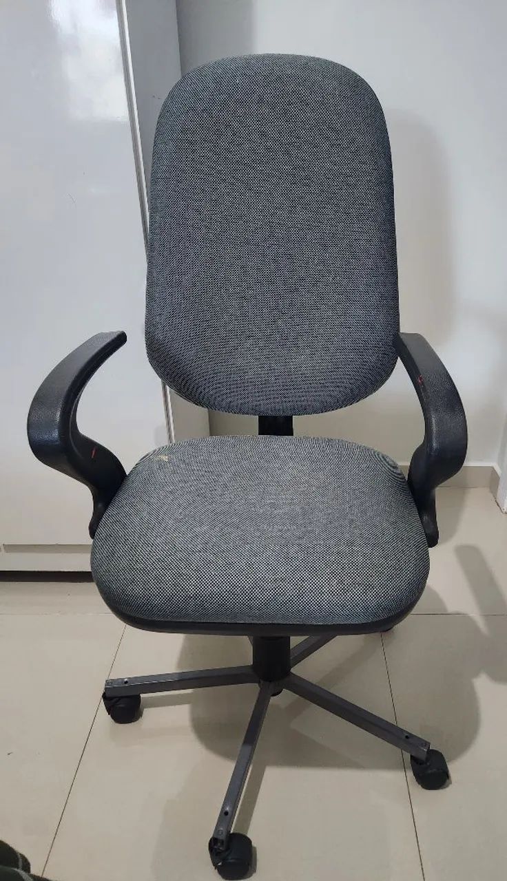 Vende-se cadeira de escritório giratória
