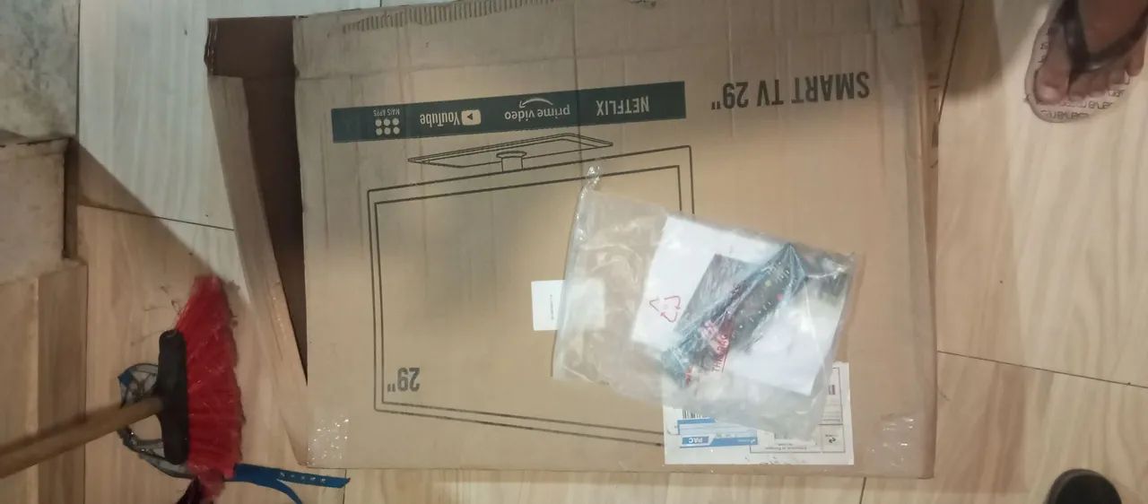 Tv I Buster nova, com a tela trincada 