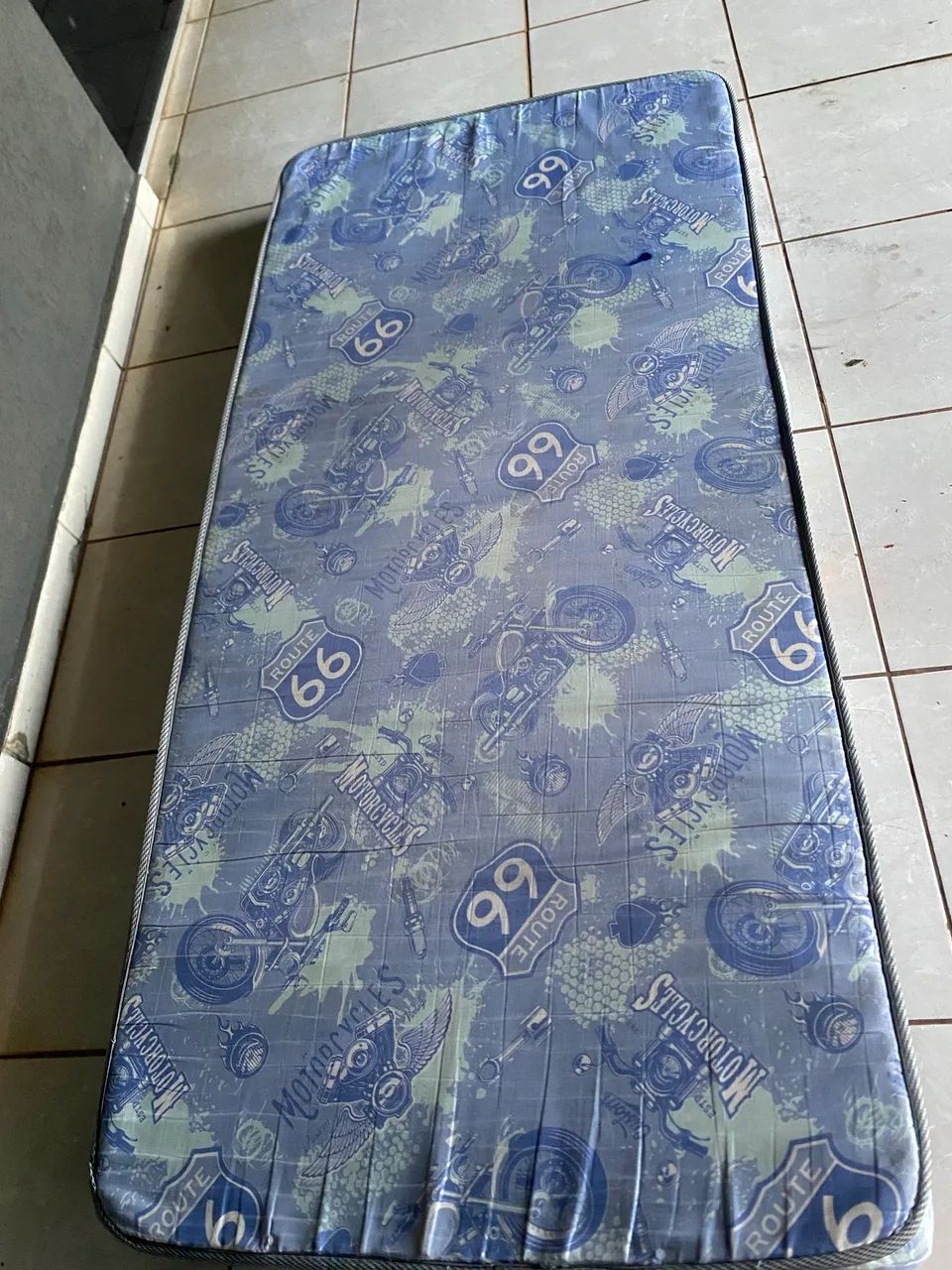 vendo colchão solteiro 1 ano de uso 