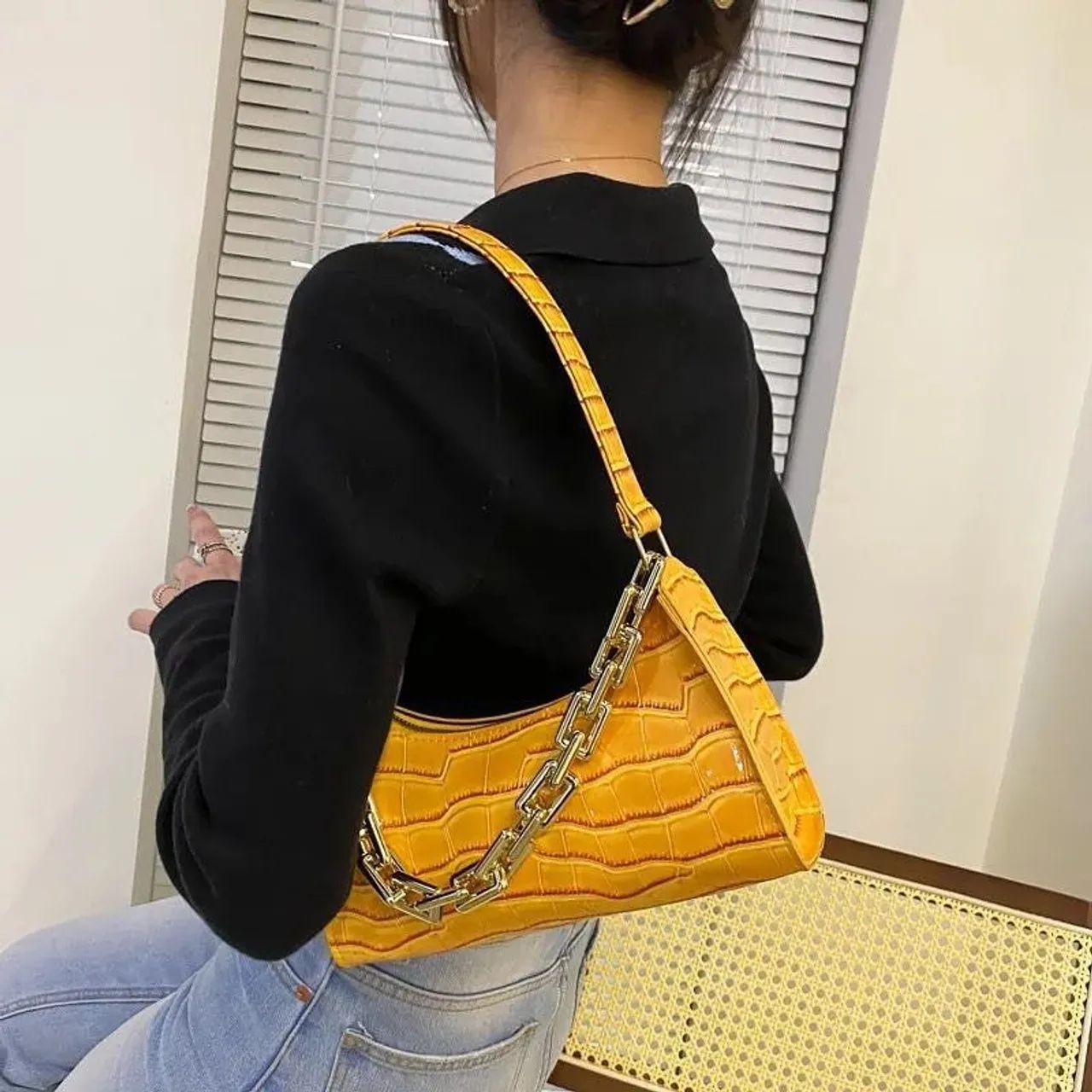 Bolsa com textura croco e corrente  - Foto 2