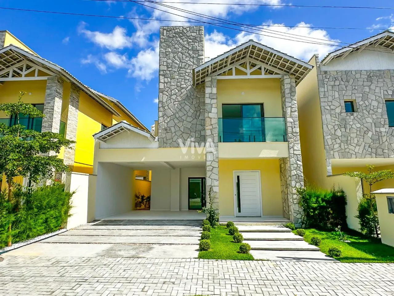 Casa Duplex em condomínio Fechado no Aquiraz