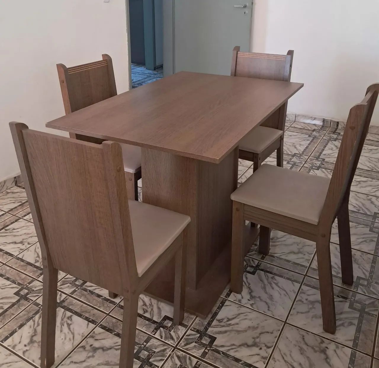 Mesa c/ 4 cadeiras 