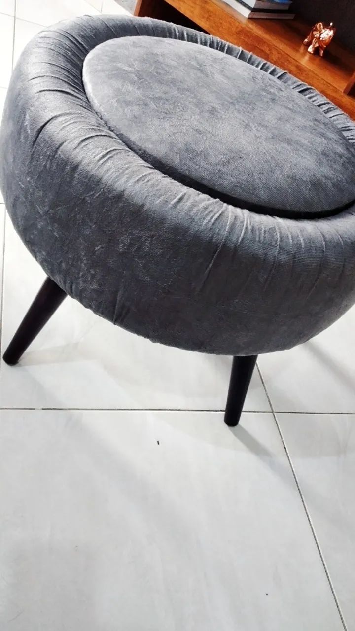 Pufe em suede, redondo, com baú e pés palito em madeira - Foto 5