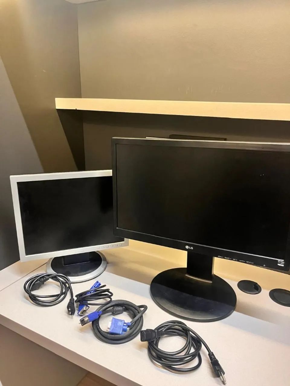 Kit 2 Monitores LG 19,5" + Positivo 15" com cabos - R$ 150 - Foto 3
