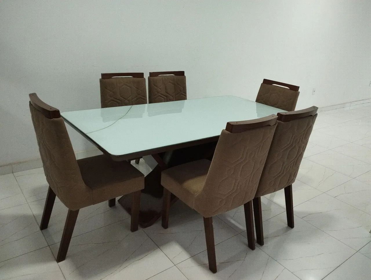 Mesa, 6 cadeiras.