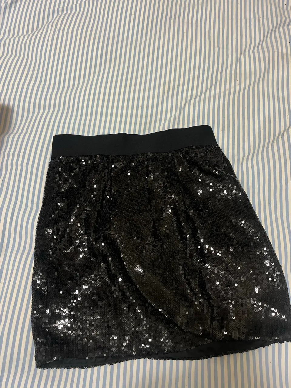 Mini saia bordada de paetê nunca usada !!  