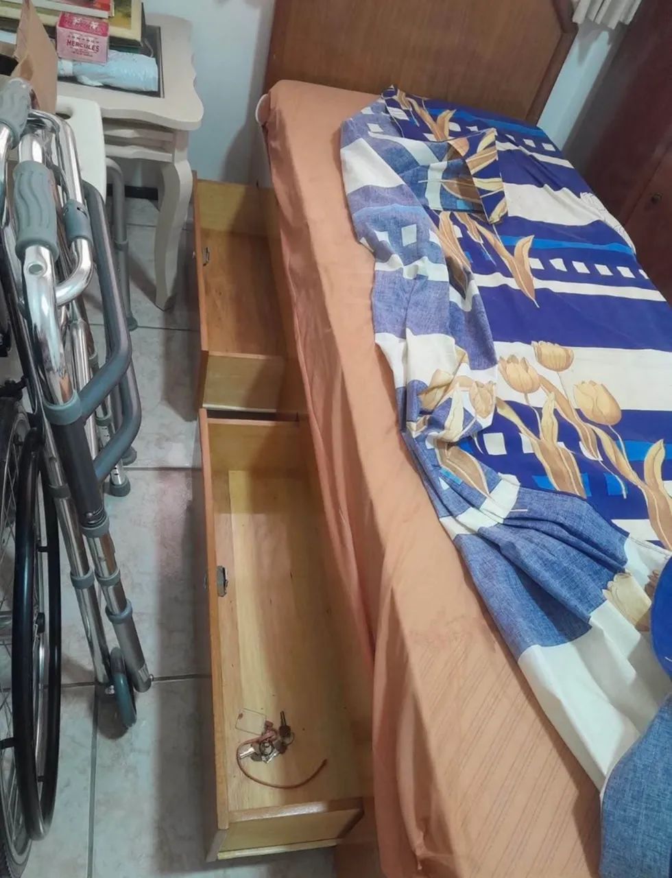 Cama com colchão de solteiro 