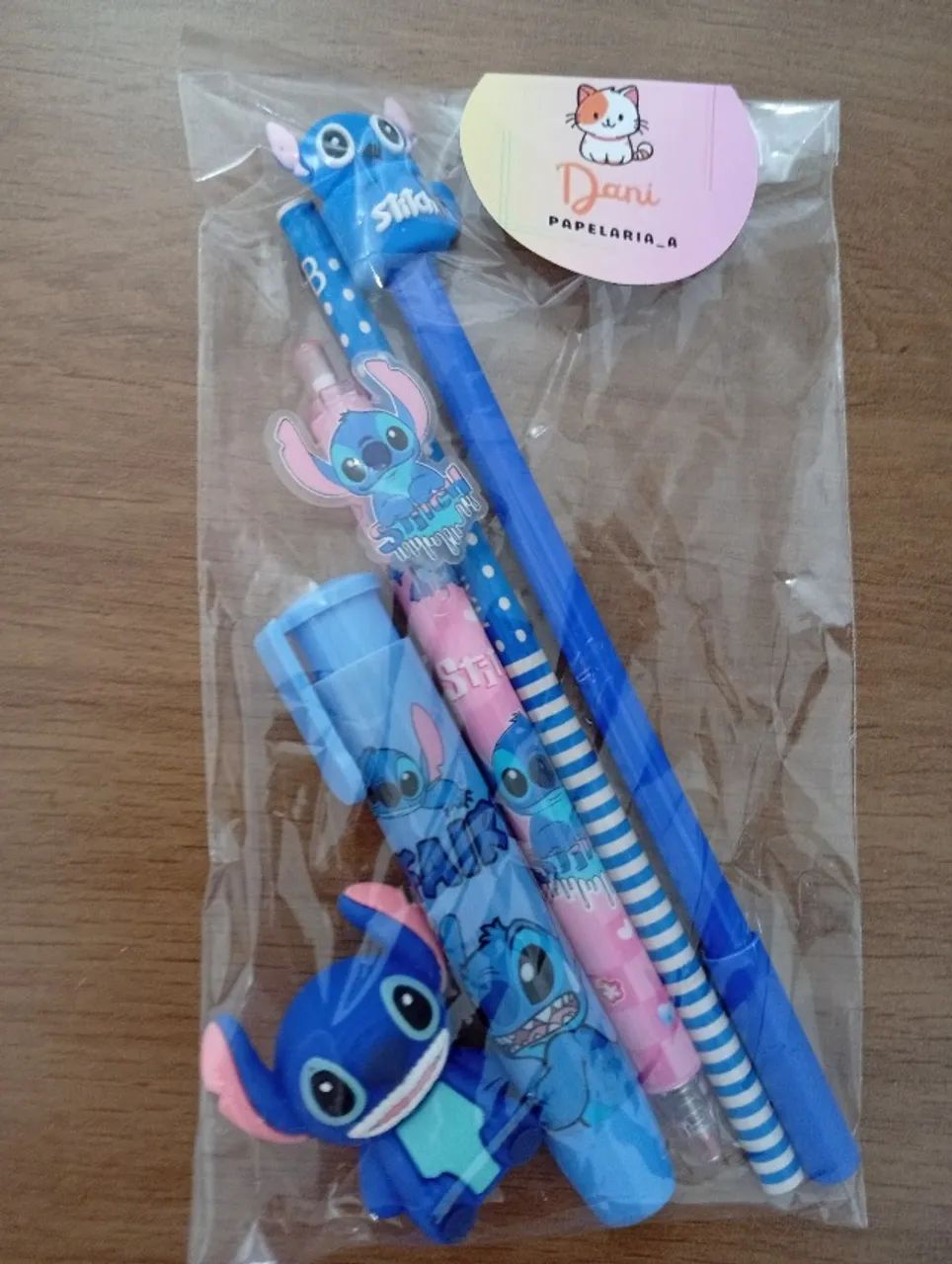 Stitch 5 itens com 2 canetas em gel, 1lápis, 1apontador e 1borracha retrátil  - Foto 2