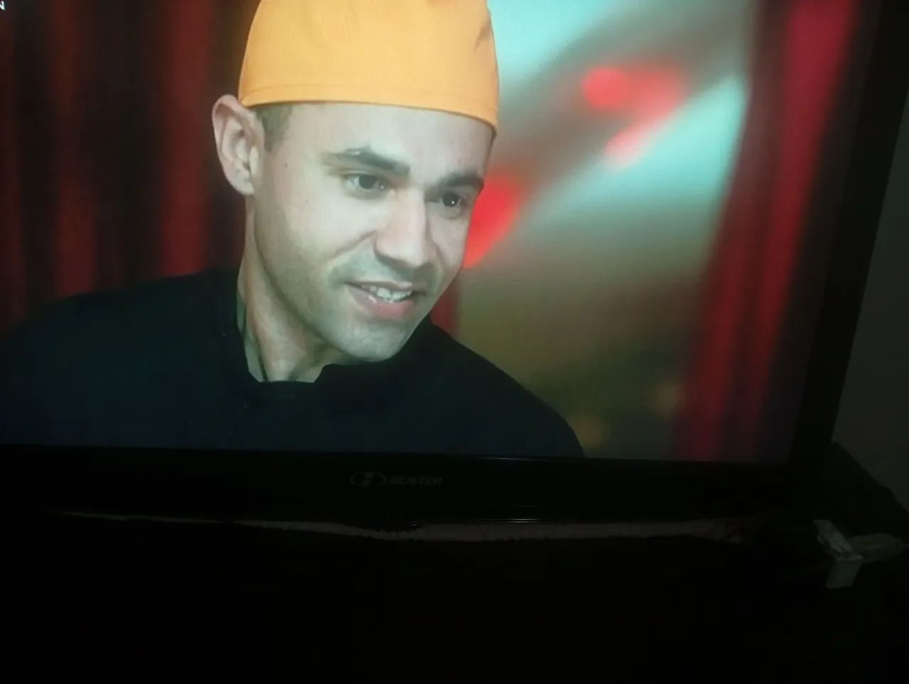 Vendo uma tv h Buster 43 polegadas urgente TV em ótimo estado Moro em Nova Carapina 