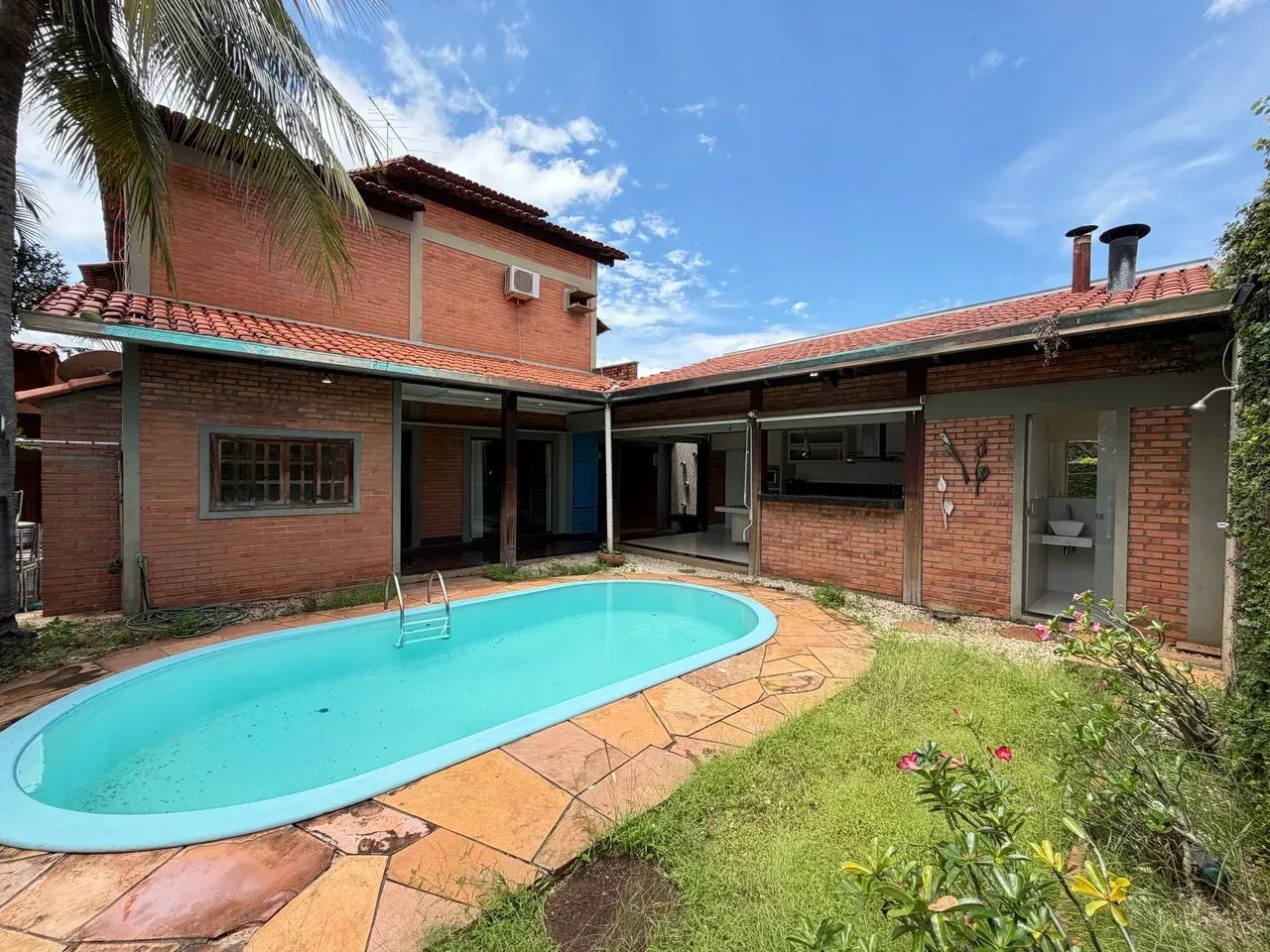 Sobrado com 4 Suítes, Piscina e Churrasqueira na 106 Sul