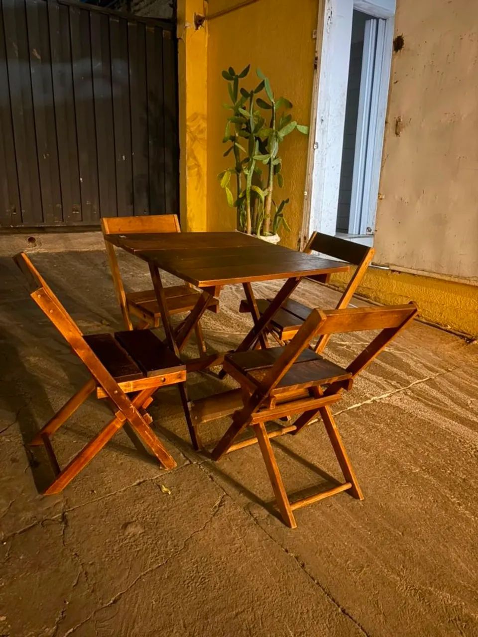 Vendo jogo de 9 mesas de madeira maciça pra comércio - Foto 5