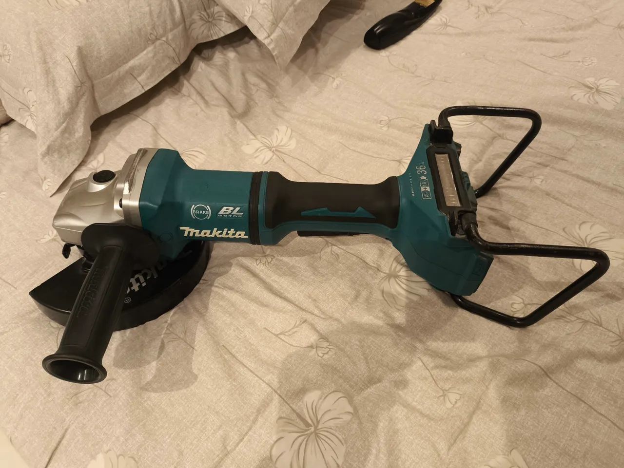 Esmerilhadeira Angular 7" Makita - Foto 3