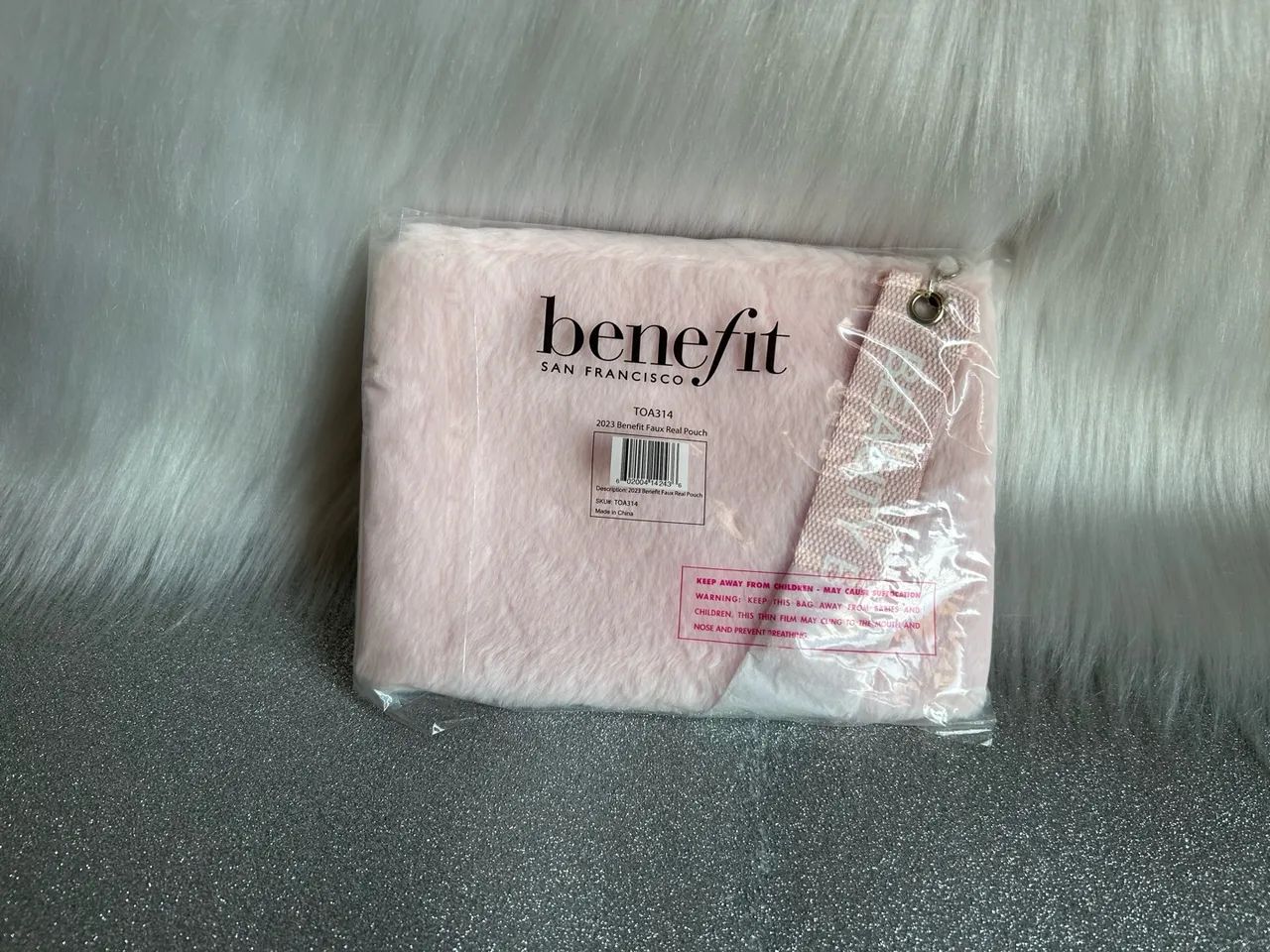 Cluth Rosa de Pelúcia da Benefit Cosmetics 