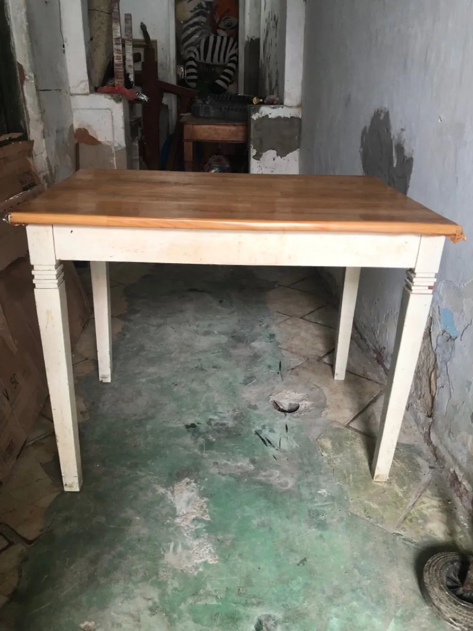 Mesa de Madeira com tampo amadeirado e base branca