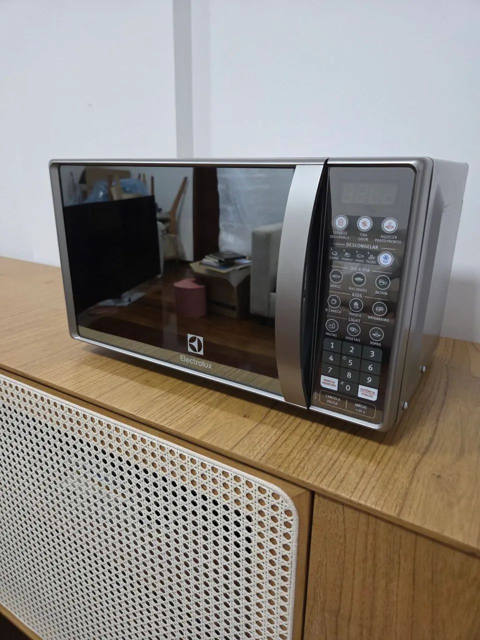 Micro-ondas Electrolux 20L seminovo c/Função Tira Odor (MT30S) 127V - Retirada em Diadema 