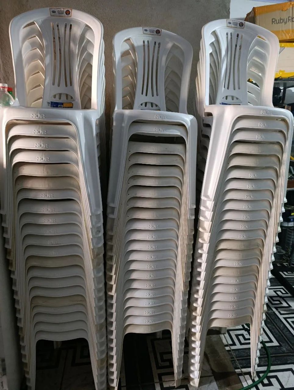 MESA COM 4 CADEIRAS DE PLÁSTICO MOR