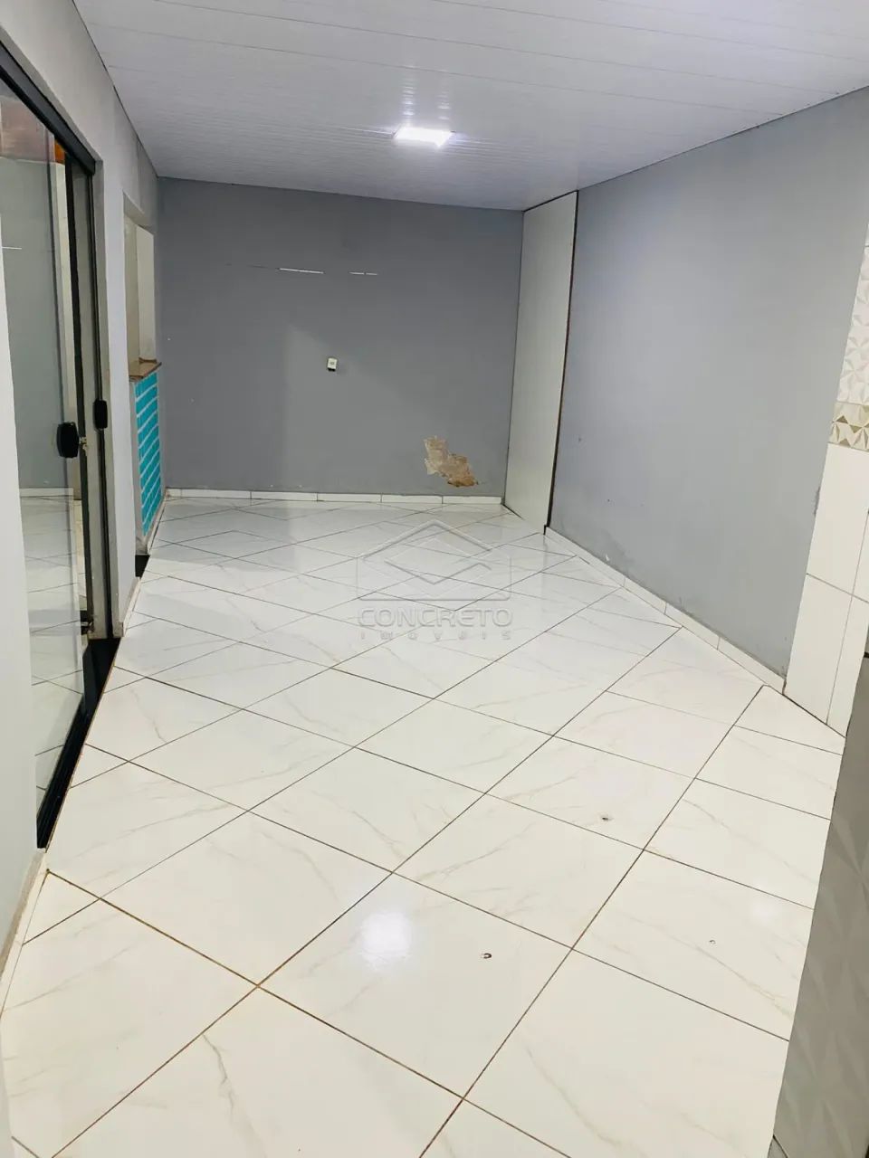 Aluga-se casa de fundo