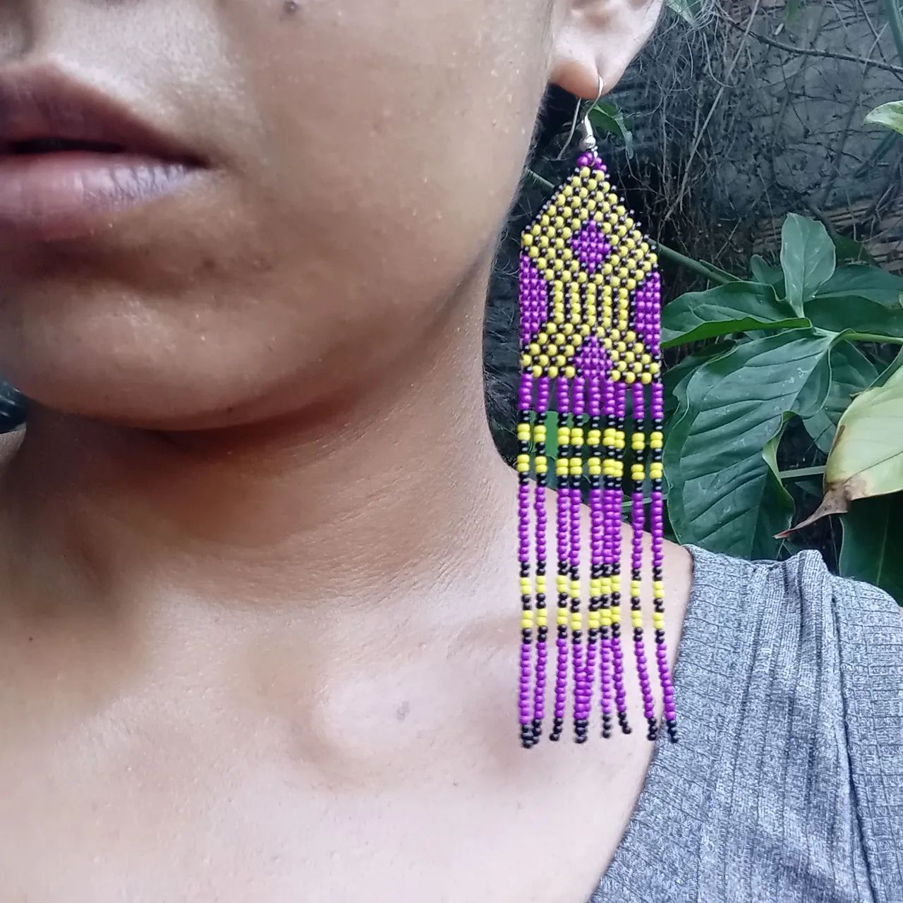 Brinco roxo de miçangas  - Foto 3