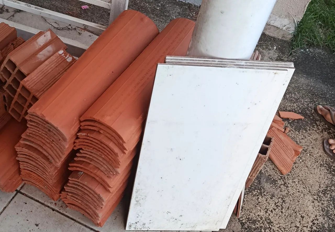 Vendo 60 telhas, 4 cerâmicas brancas, e dois sacos de cimento fechado.  - Foto 2